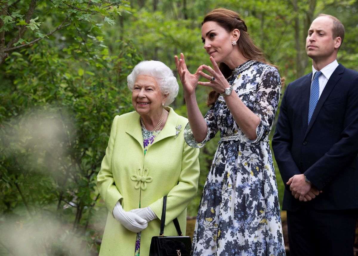 Britain's Catherine, Duchess of Cambridge (C) shows Britain's Queen Elizabeth II (L) and Britain's Prince William, Duke of Cambridge, around the 'Back to Nature Garden' garden, that she designed along with Andree Davies and Adam White, during their visit to the 2019 RHS Chelsea Flower Show in London on May 20, 2019. - The Chelsea flower show is held annually in the grounds of the Royal Hospital Chelsea. (Photo by Geoff Pugh / POOL / AFP)