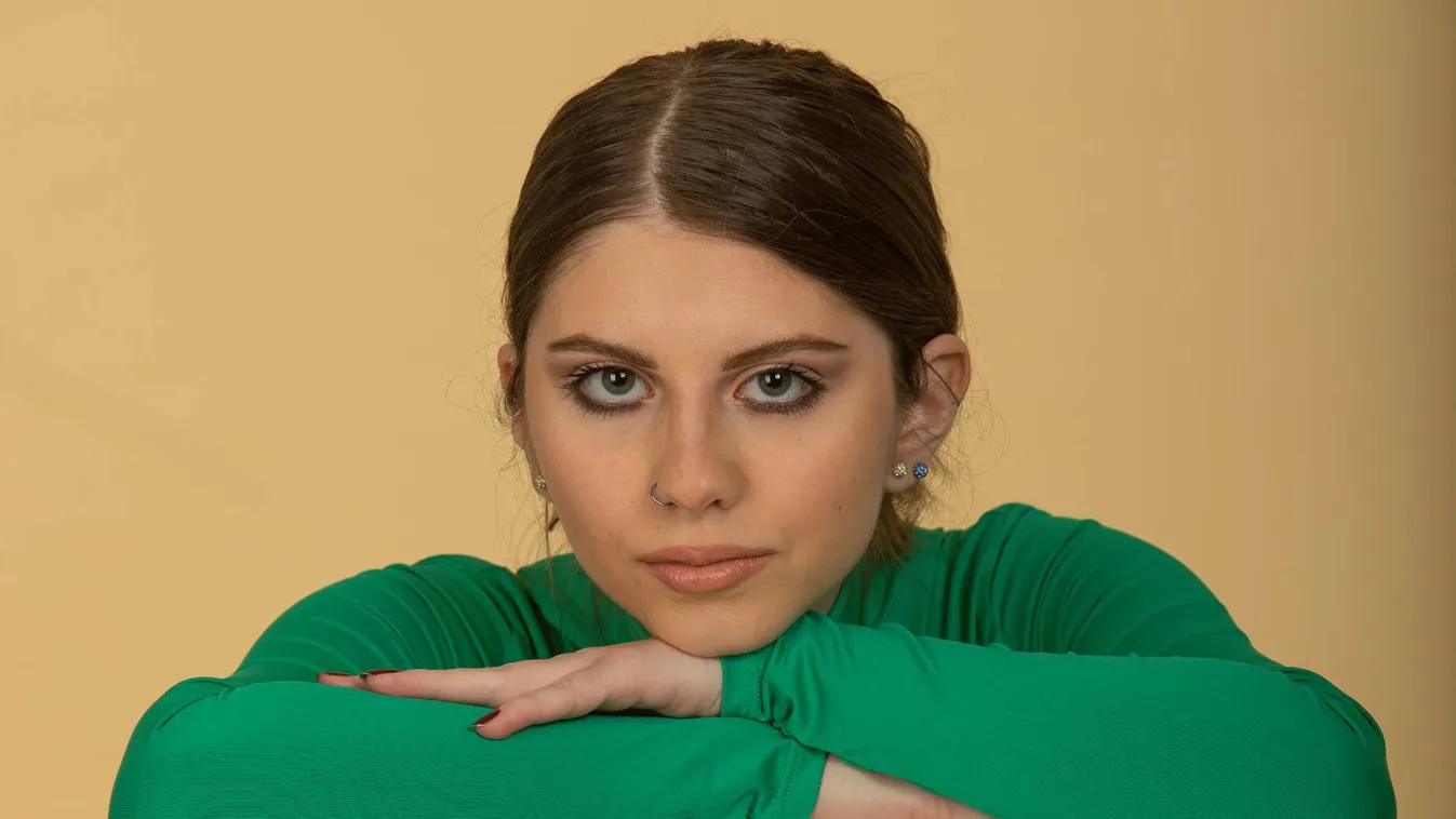 Czékmány Vivien Ágnes: két szekrénnyi a ruhatáram
