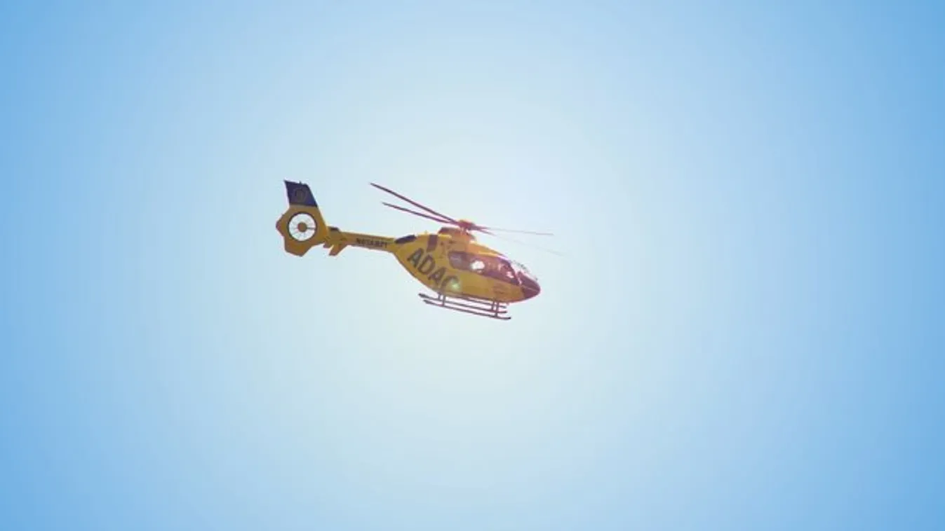 Vonat sodort el egy autót Tapolcán, mentőhelikoptert is riasztottak