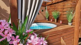 Wellness a hátsó kertben: Lenyűgöző jacuzzit készített a magyar pár