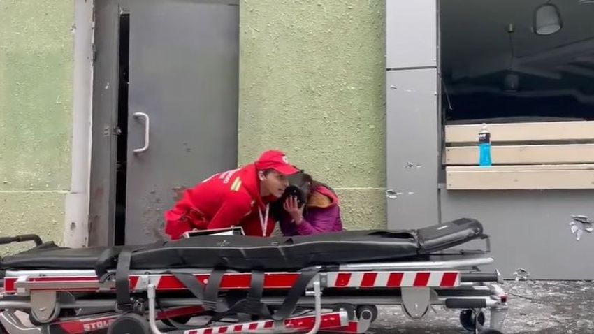 Könnyfakasztó videó: saját testével védte a sérült nőt az ukrán mentős