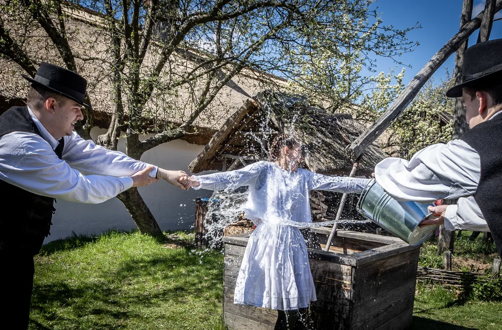 20220417 Szentendre, Húsvét Hétfőn a Lajta Táncegyüttes hagyományos húsvéti locsolkodással várja a látogatókat. Fotó: Bánkúti Sándor