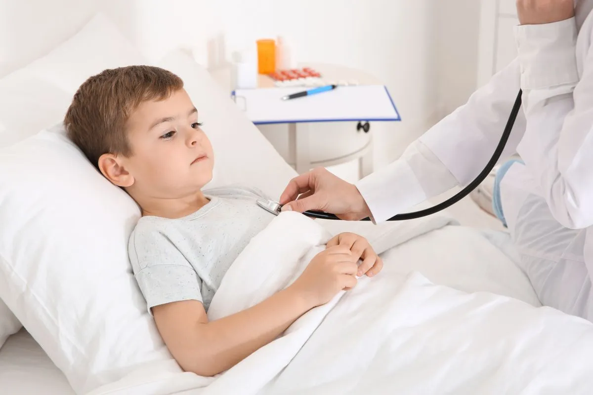 Children's,Doctor,Examining,Little,Patient,With,Stethoscope,At,Home