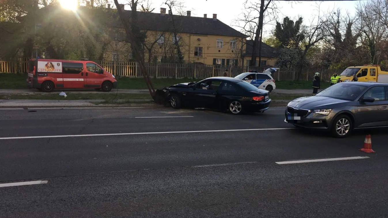 Most jött: Villanyoszlopnak csapódott egy autó Budapesten