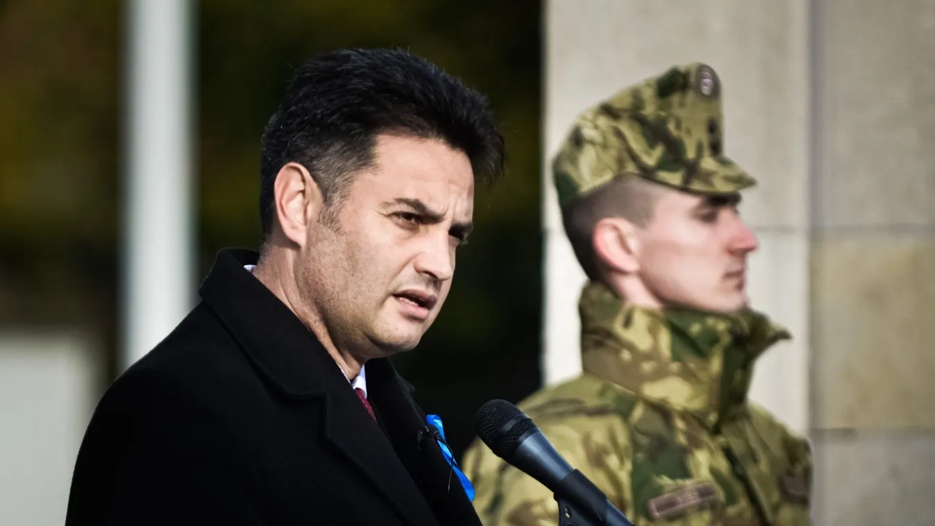 Így sorozná be a baloldal a háborúba a fiatalokat