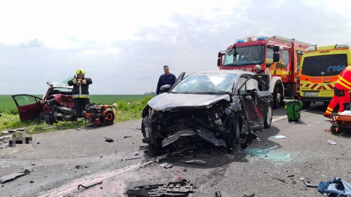 Hiába rohantak a mentők: Ketten szörnyethaltak a reggeli brutális balesetben