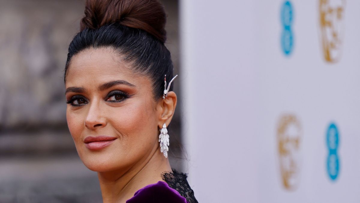 Lehetetlen máshova nézni: piros bikiniben táncolt Salma Hayek, hatalmas mellei csak úgy ringtak