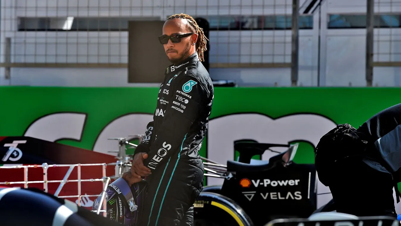 Lewis Hamilton elkeseredett, kiugrott egy repülőgépből
