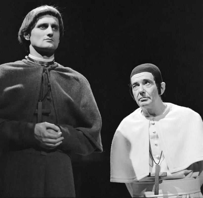Kecskemét, 1977. január 26.
Trokán Péter (b) Ottó, ostiai püspök és Gábor Miklós VII. Gergely pápa szerepében Németh László VII. Gergely címû drámájának fõpróbáján a kecskeméti Katona József Színházban, rendezte Ruszt József. A bemutató január 28-án volt.
MTI Fotó: Ilovszky Béla