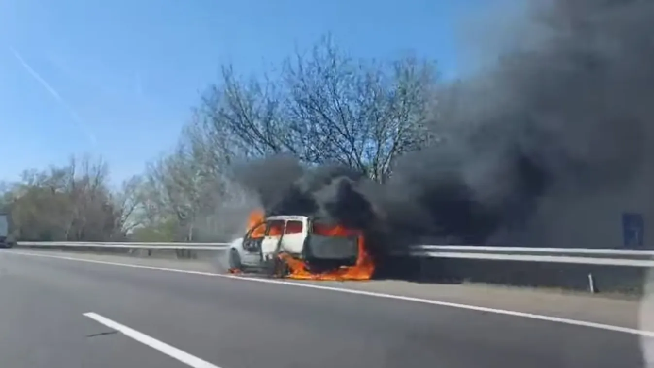 Trailerről lezuhant kocsi gyulladt ki az M1-esen, azóta sem tudni, ki hagyta el