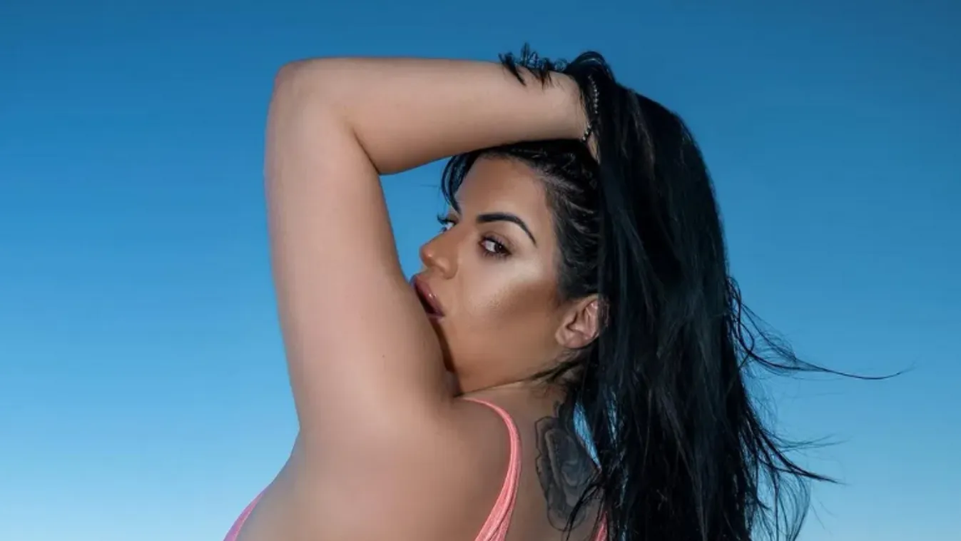 Egyenesen a kamerába tolta tangás fenekét a brutálisan szexi Onlyfans-modell – 18+ fotó