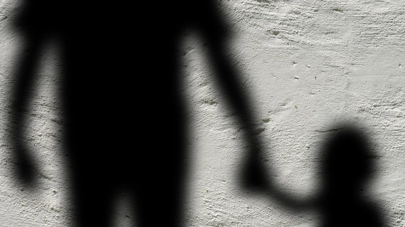 Önkielégítő apja simogatására és nyögdécselésére ébredt a kamaszlány