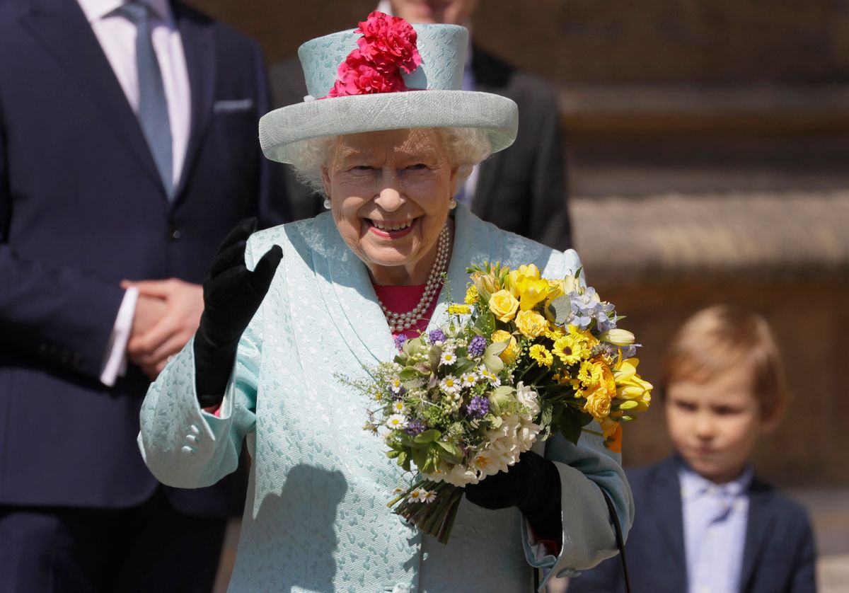 Britain's Queen Elizabeth II smiles and waves to members of the public as she leaves after attending the Easter Mattins Service at St. George's Chapel, Windsor Castle on April 21, 2019. - Britain's Queen Elizabeth II celebrates her birthday on Sunday, marking 93 years in the public glare. (Photo by KIRSTY WIGGLESWORTH / POOL / AFP)