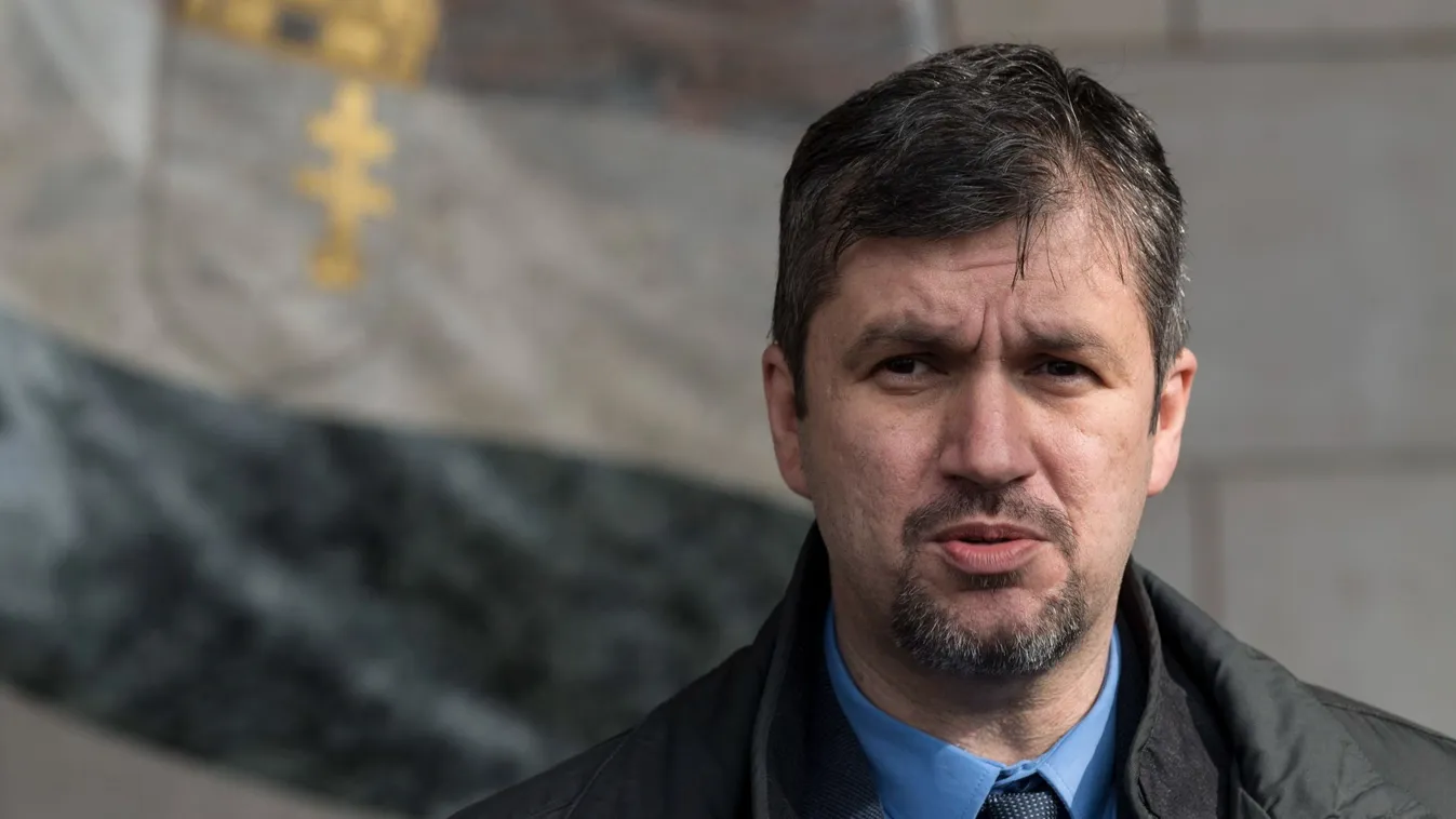 Ugyan a munkahelyére nem jár be Hadházy, de zsebre teszi a milliókat