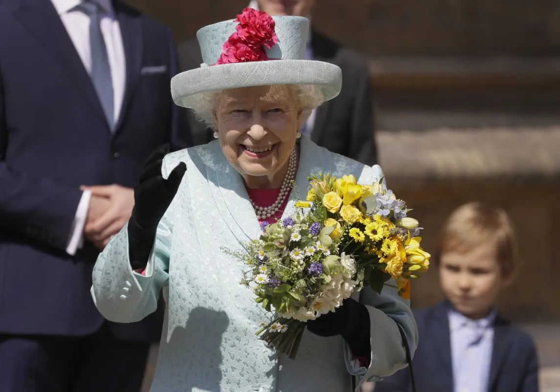 Britain's Queen Elizabeth II smiles and waves to members of the public as she leaves after attending the Easter Mattins Service at St. George's Chapel, Windsor Castle on April 21, 2019. - Britain's Queen Elizabeth II celebrates her birthday on Sunday, marking 93 years in the public glare. (Photo by KIRSTY WIGGLESWORTH / POOL / AFP)