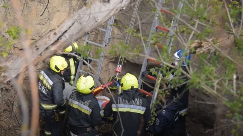 Megrázó videó készült Pécelen: Nyolc méter mélybe zuhant egy fiú