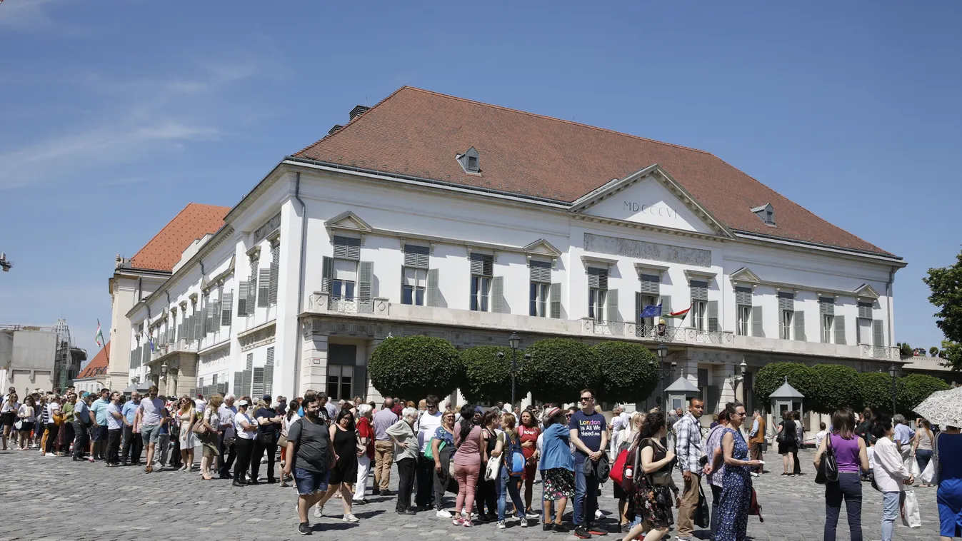 Itt él Novák Katalin és családja: bámulatos képek a Sándor-palotáról
