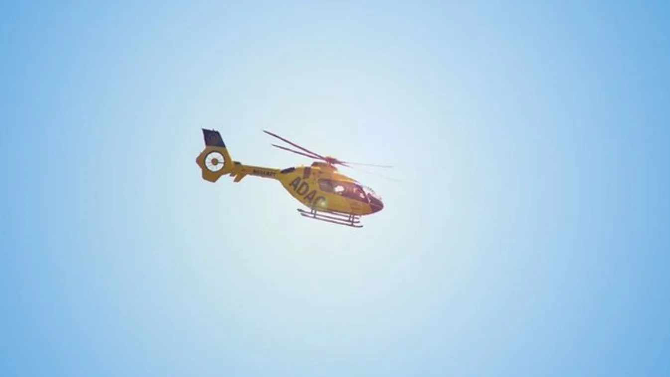 Mentőhelikopter szállt le az M1-esen, borzalmas baleset történt
