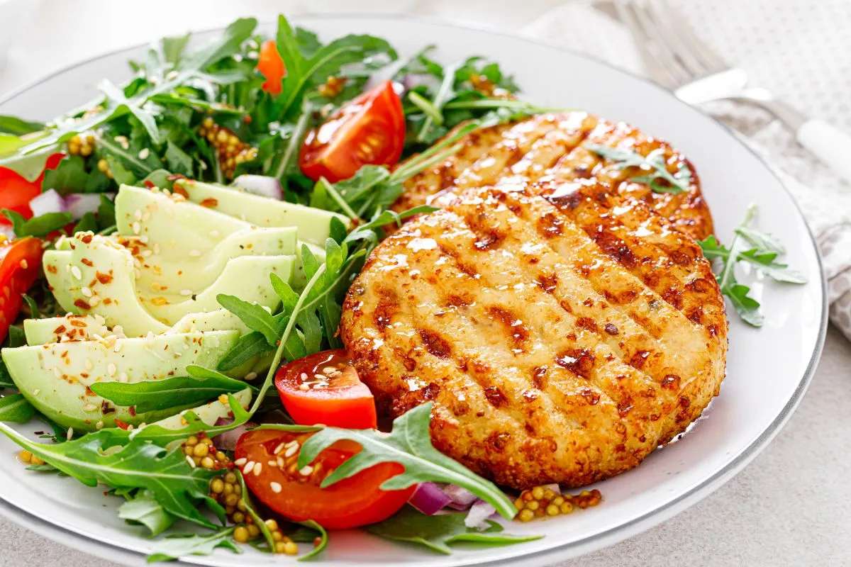 Grilled,Chicken,Burgers,,Avocado,And,Fresh,Vegetable,Salad,With,Tomato