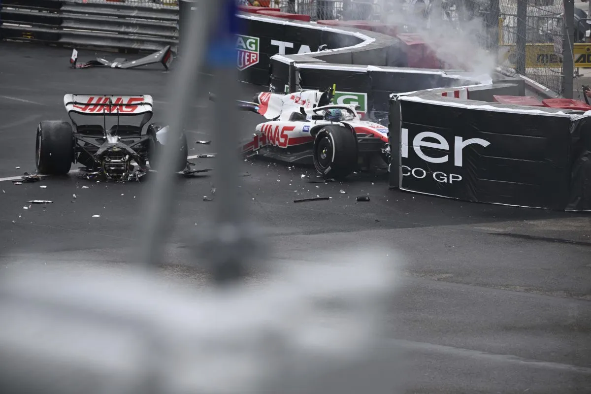 Monte-Carlo, 2022. május 29.
Mick Schumachernek, a Haas német versenyzõjének kettétört autója a monte-carlói utcai pályán, miután a jármû kisodródott és nekicsapódott a pályaszél gumifalának a Forma-1-es autós gyorsasági világbajnokság Monacói Nagydíjának futamán 2022. május 29-én.
MTI/AP/EPA pool/Christian Bruna