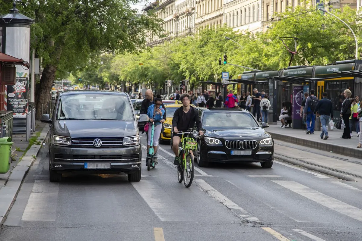20220502 Kerékpársáv, autók, lekanyarodó sáv a Körúton              Budapest    Fotó: Máté Krisztián (MK) Metropol