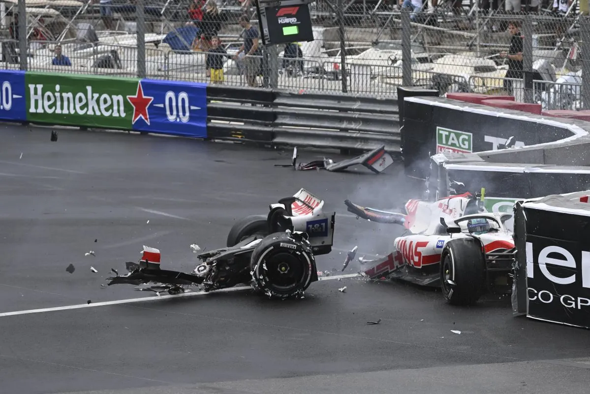 Monte-Carlo, 2022. május 29.
Mick Schumachernek, a Haas német versenyzõjének kettétört autója a monte-carlói utcai pályán, miután a jármû kisodródott és nekicsapódott a pályaszél gumifalának a Forma-1-es autós gyorsasági világbajnokság Monacói Nagydíjának futamán 2022. május 29-én.
MTI/AP/EPA pool/Christian Bruna