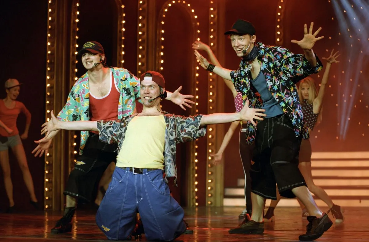 Budapest, 1997. április 9.
Arany Tamás (k, térdel) és Bereczki Zoltán színészek (j2) a Top Show címû tv-mûsor forgatásán.
MTV Fotó: Zih Zsolt