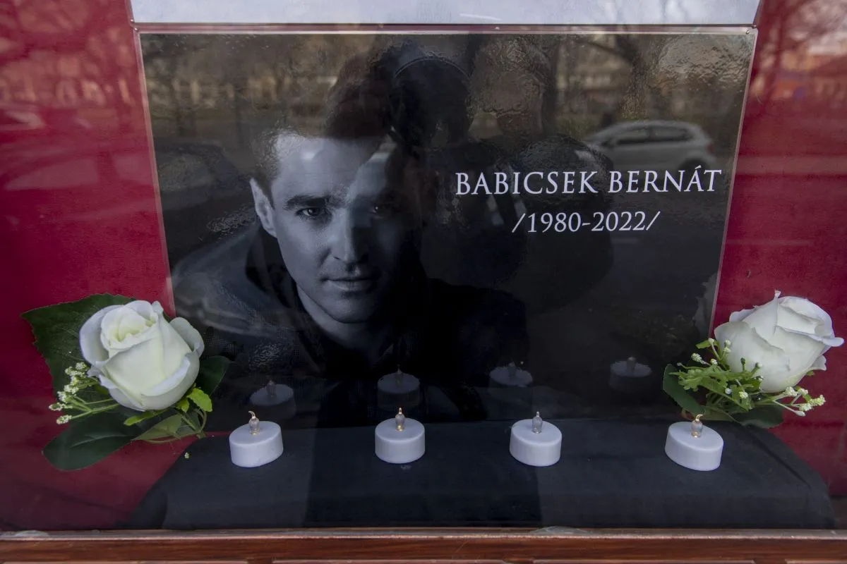 Budapest, 2022.01.06.
Mécseseket gyújtottak Babicsek Bernát emlékére a Turay Ida Színháznál.
Fotó: Dombóvári Tamás (DT)
Bors
