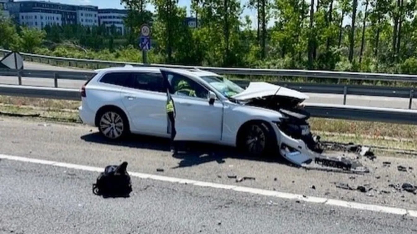 Horrorbaleset Bicskénél, 150-nel csapódott a Közútkezelőkbe a Volvo