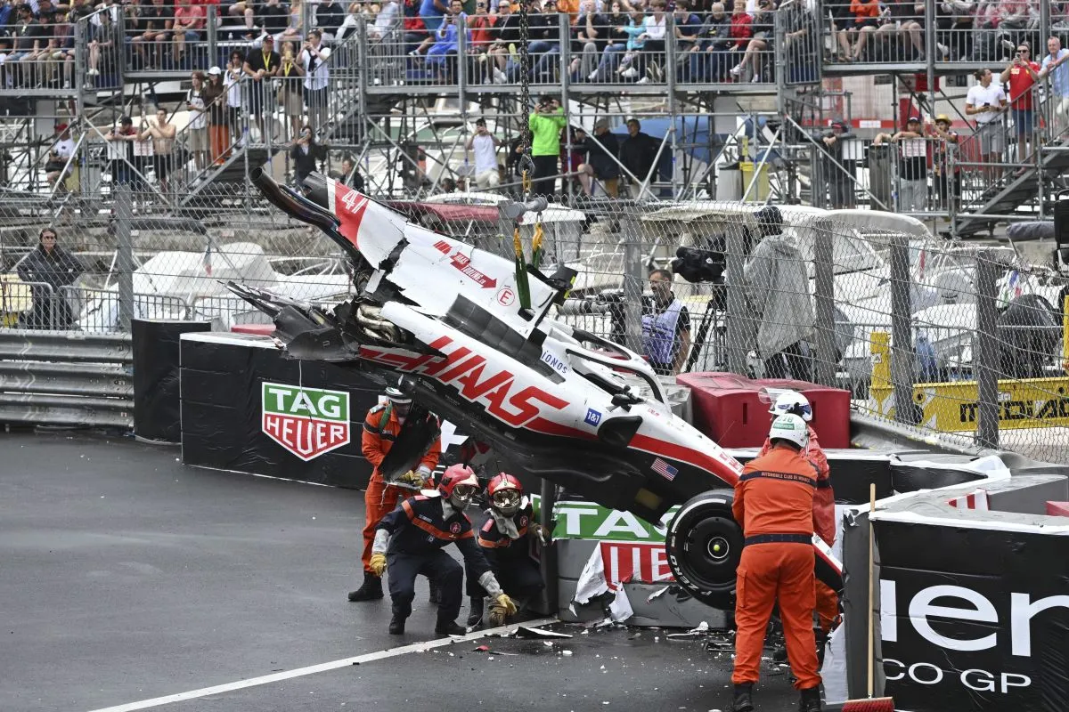 Monte-Carlo, 2022. május 29.
Mick Schumachernek, a Haas német versenyzõjének az autóját távolítják el a monte-carlói utcai pályáról, miután a jármû kisodródott és nekicsapódott a pályaszél gumifalának a Forma-1-es autós gyorsasági világbajnokság Monacói Nagydíjának futamán 2022. május 29-én.
MTI/AP/EPA pool/Christian Bruna
