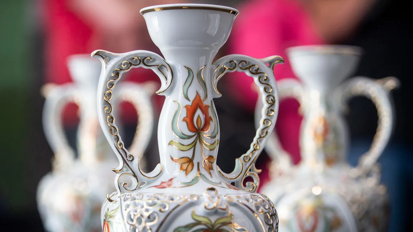 Hollóházi porcelánból készült trófeákkal is díjazzák a Giro d'Italia nyerteseit