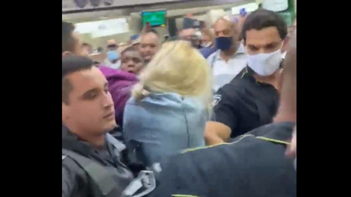 A rendőrök vezettek ki egy magyar nőt a metróból: majdnem meglincselték az utasok