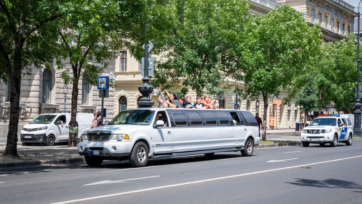 Limuzinokkal kocsikáztak a gyerekek Budapesten