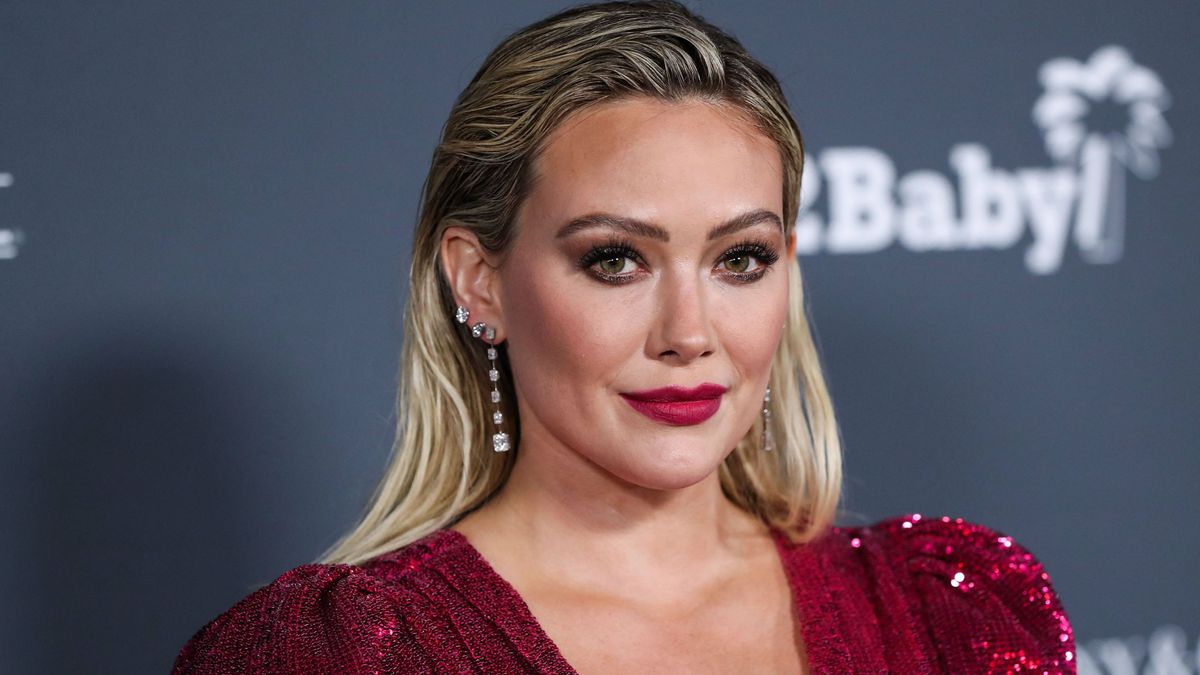 Anyaszült meztelenül fotózták le, így került címlapra Hilary Duff