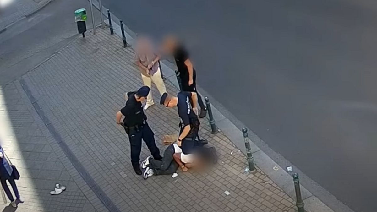 Döbbenetes képsorok: Fényes nappal akartak kirabolni egy idős férfit a VI. kerületben – videó