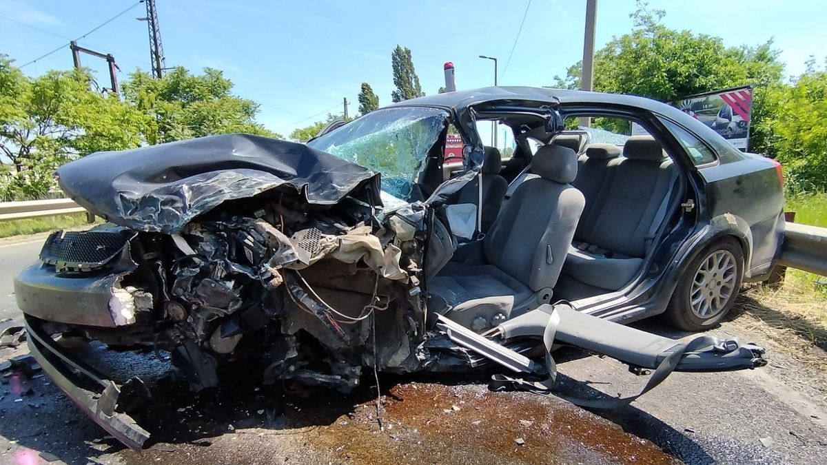 Helyszíni fotók: Egymásba rohant két autó a Ferihegyi repülőtérre vezető úton