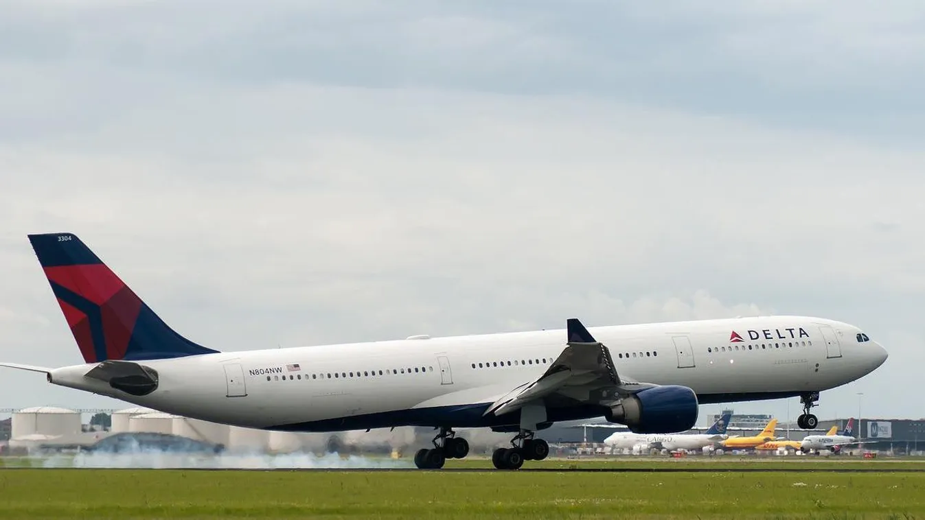 Videó: Egy Boeing szélvédőjén keresztül kellett bemásznia a kint rekedt pilótának