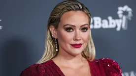 Anyaszült meztelenül fotózták le, így került címlapra Hilary Duff