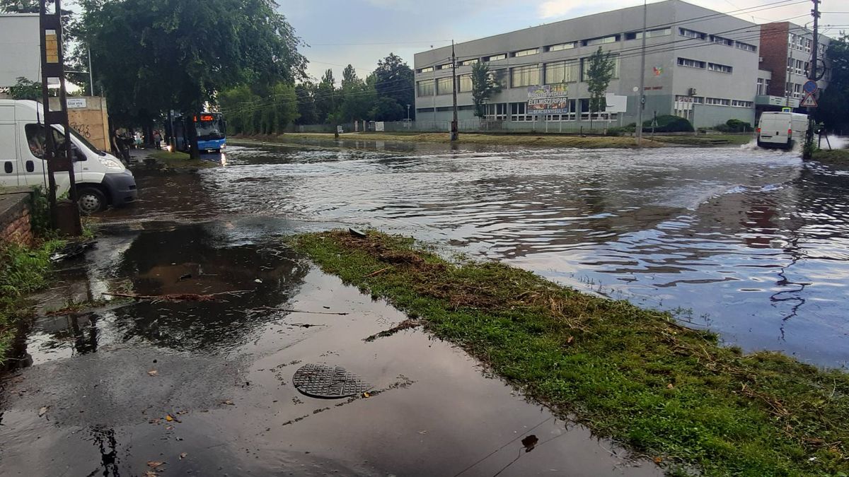 Brutális fotók, így áll az esővíz a Maglódi úton a pénteki zuhét követően