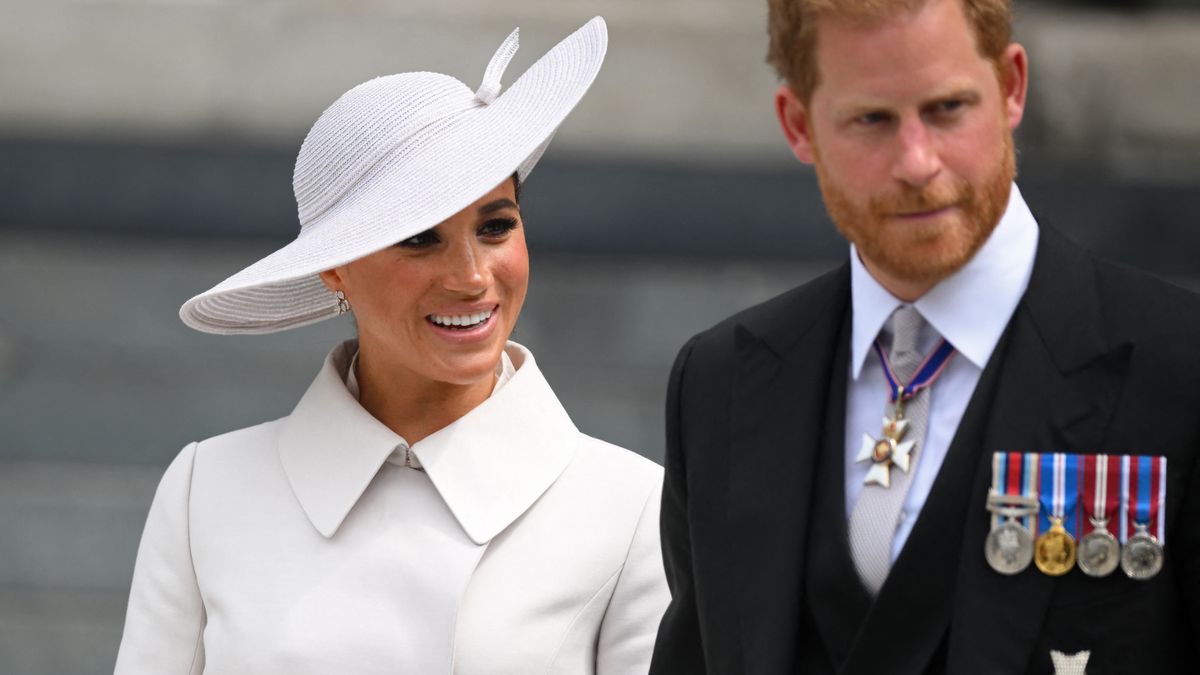 Kínos pillanat: Meghan megpróbált előre nyomulni, de a királynő keményen helyrerakta