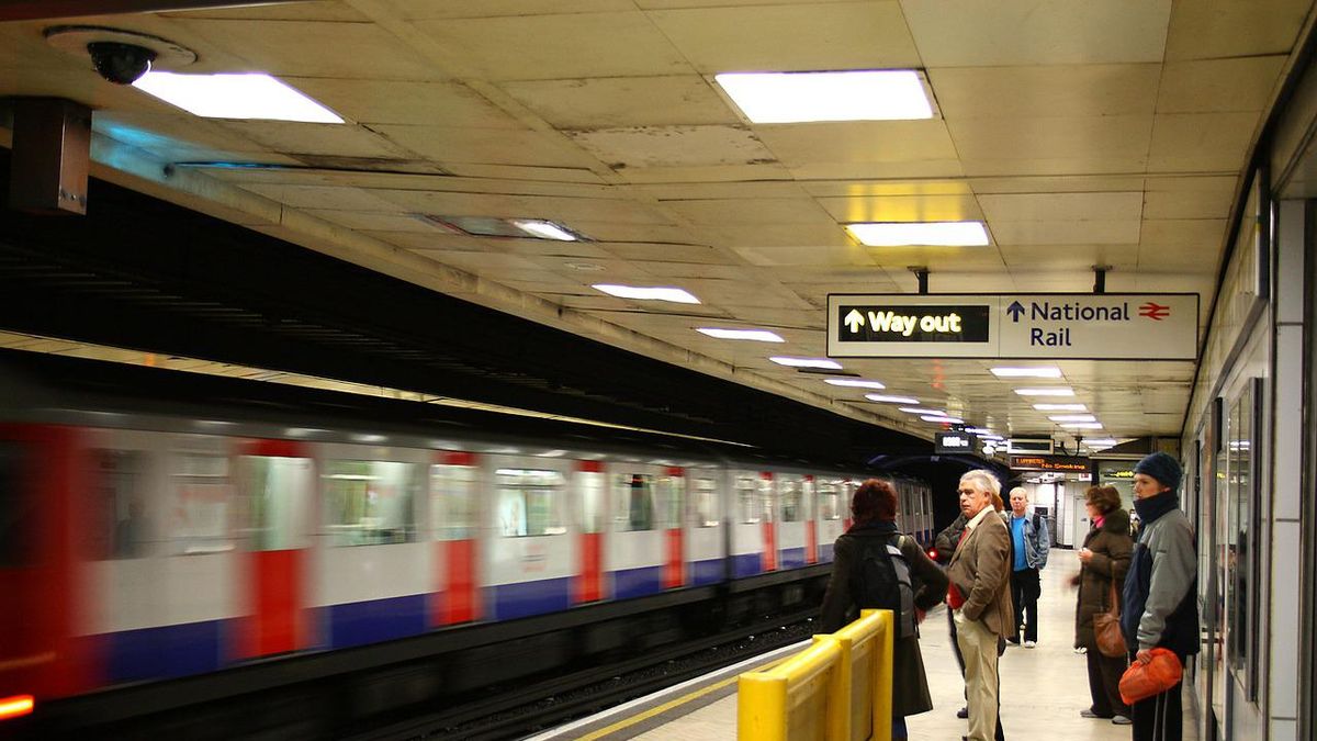 Egy hajszálon múlott a fiatal fesztiválozó élete, miután a metrósínek közé esett