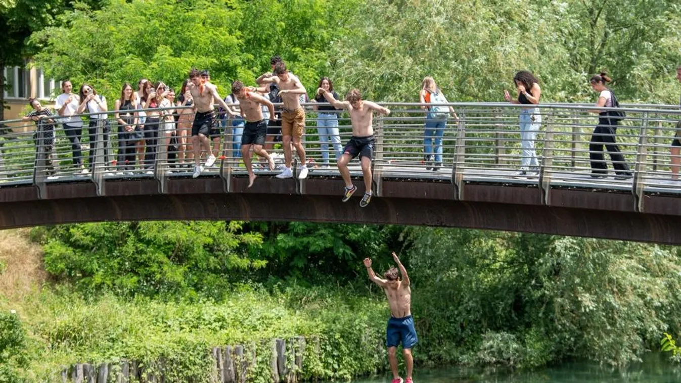 Olaszországban hídról ugrással is ünneplik a vakáció kezdetét