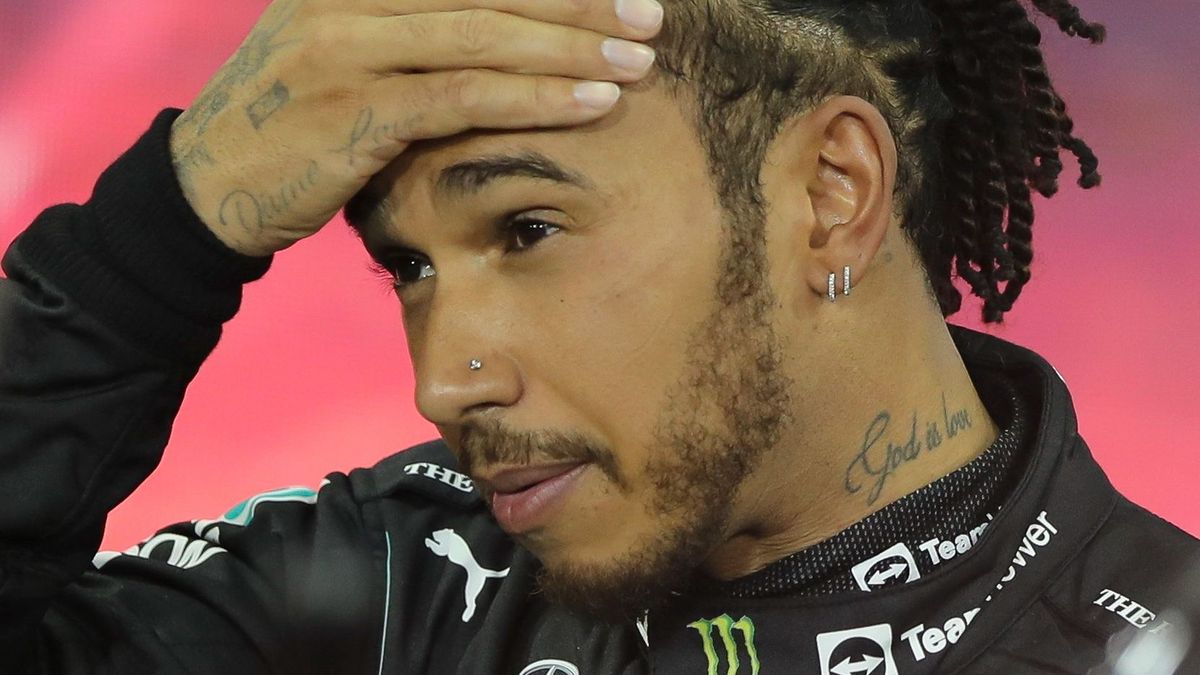 Nagyon rossz hírt kapott Lewis Hamilton