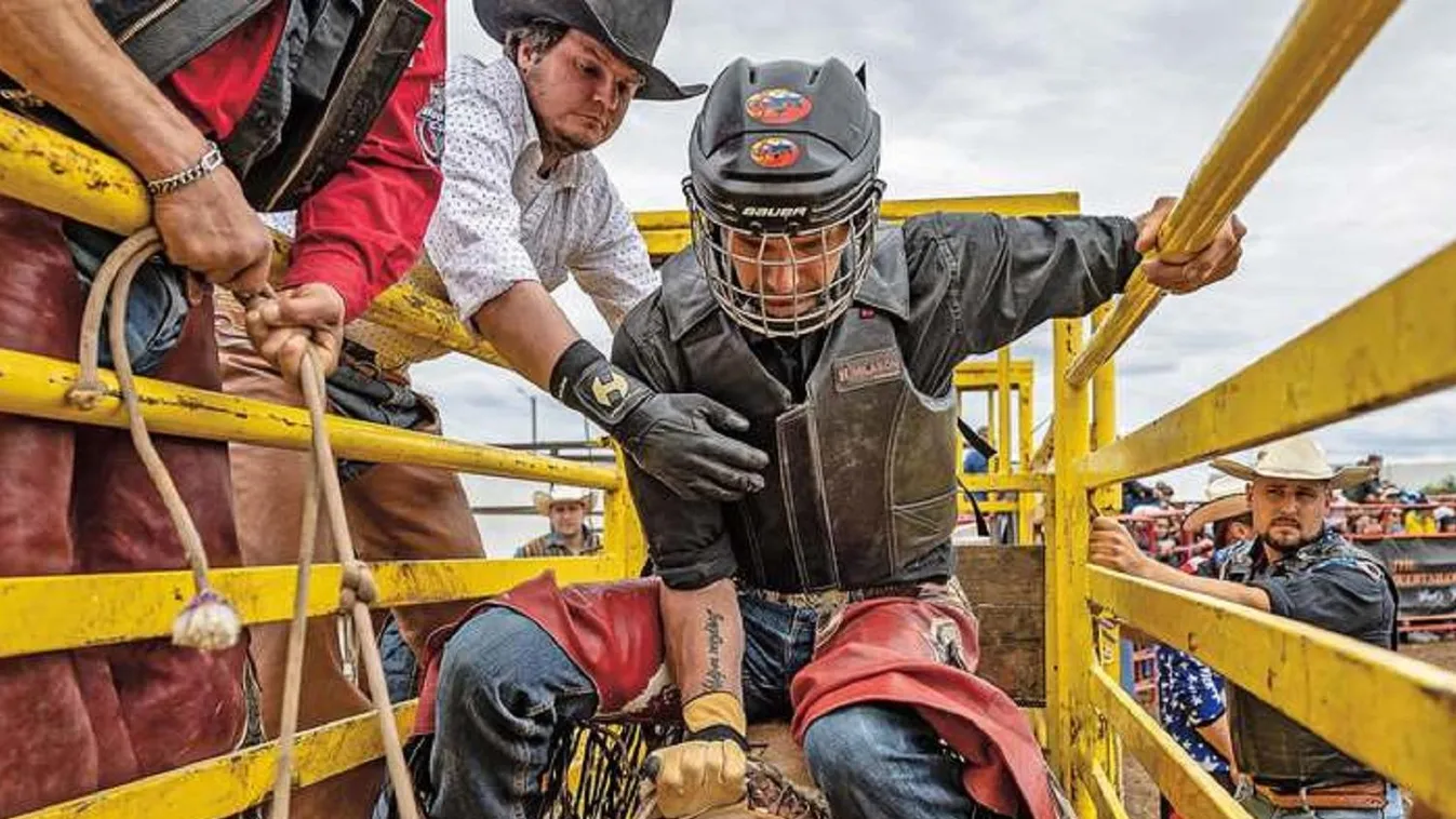 Ilyet még nem láttunk! Nagytarcsán cowboy csizmás bikarodeó közösség alakult