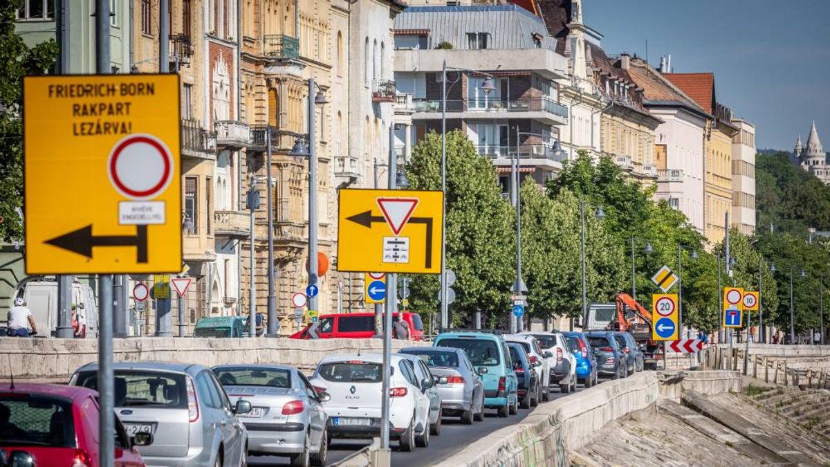 Karácsony Gergelyt szidják a dugóban ülő autósok, lezárták a budai alsó rakpart egy részét