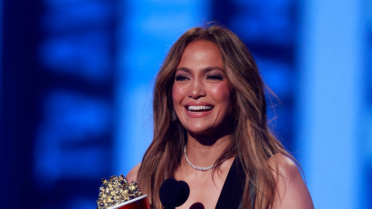 Annyira örült a díjának Jennifer Lopez, hogy gyorsan megmutatta a mellét a közönségnek