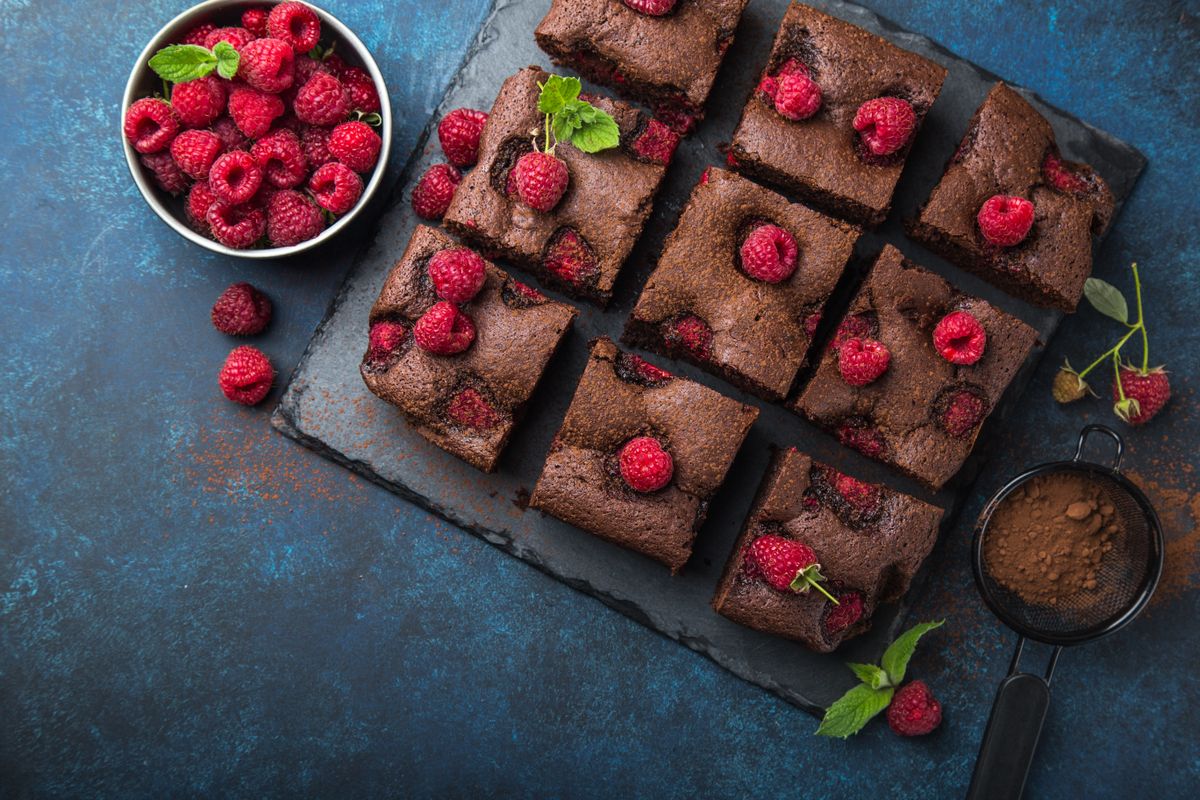 brownie, málnás brownie, sütemény, édesség, desszert, Shutterstock