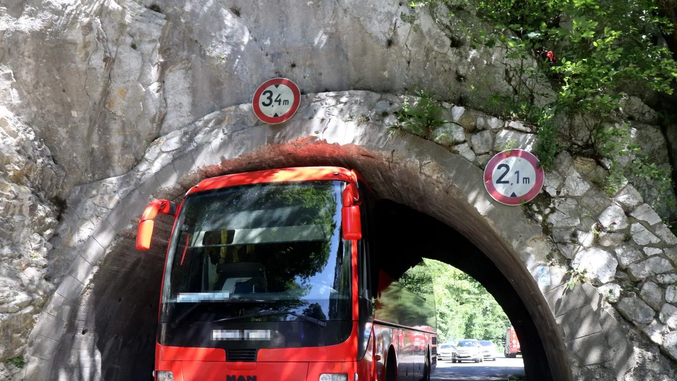 Videó: Kiszabadult a lillafüredi felső alagútba szorult turistabusz