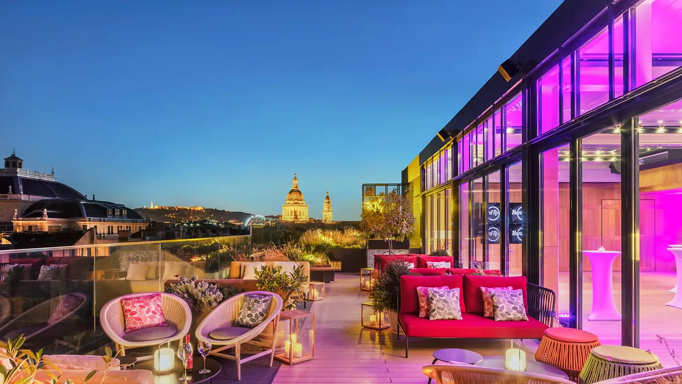 Vadonatúj rooftop bárban koktélozhatunk Budapest fényeinek háttere előtt