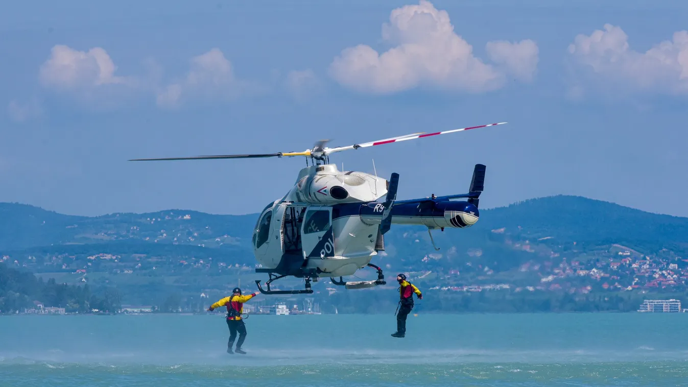 Helikopteres egység vigyázza a fürdőzőket a Balatonon